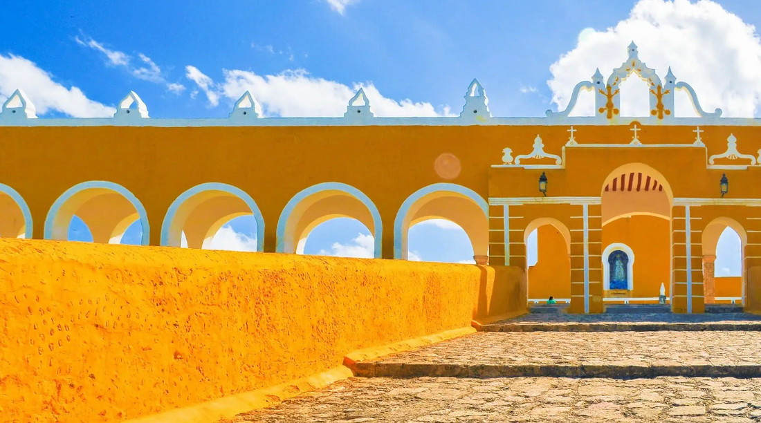Con el Convento de la Virgen de la Asunción, construido sobre una pirámide maya.